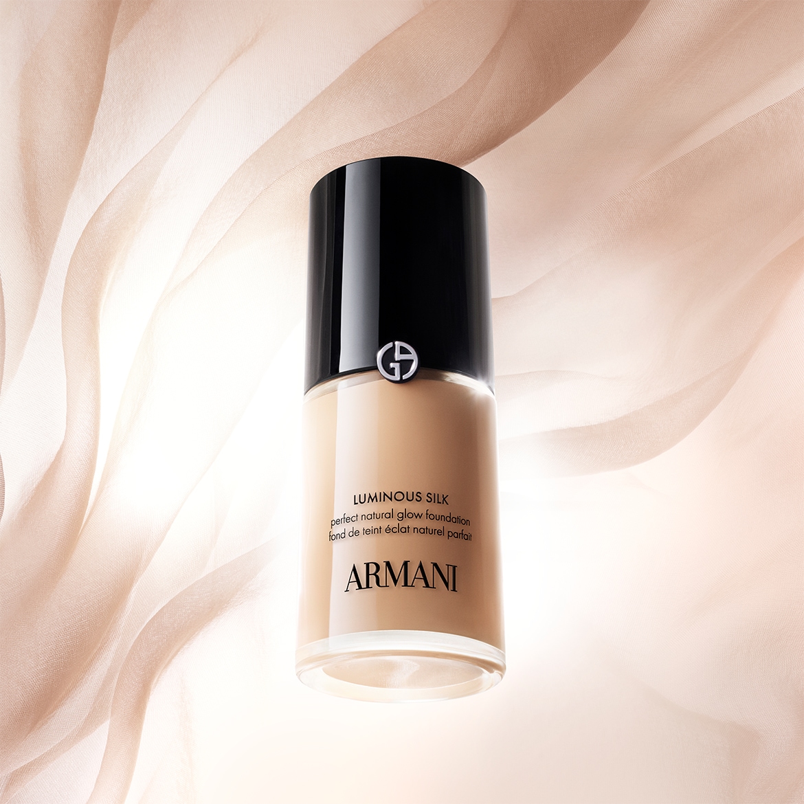 Flacone di fondotinta Armani Luminous Silk color beige chiaro con tappo nero lucido, ideale per un incarnato naturalmente radioso.