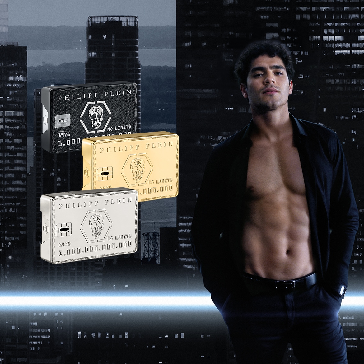 Su sfondo urbano notturno, un uomo in giacca nera aperta mostra gli addominali scolpiti, affiancato da tre profumi Philipp Plein a forma di carta di credito in nero, oro e argento.