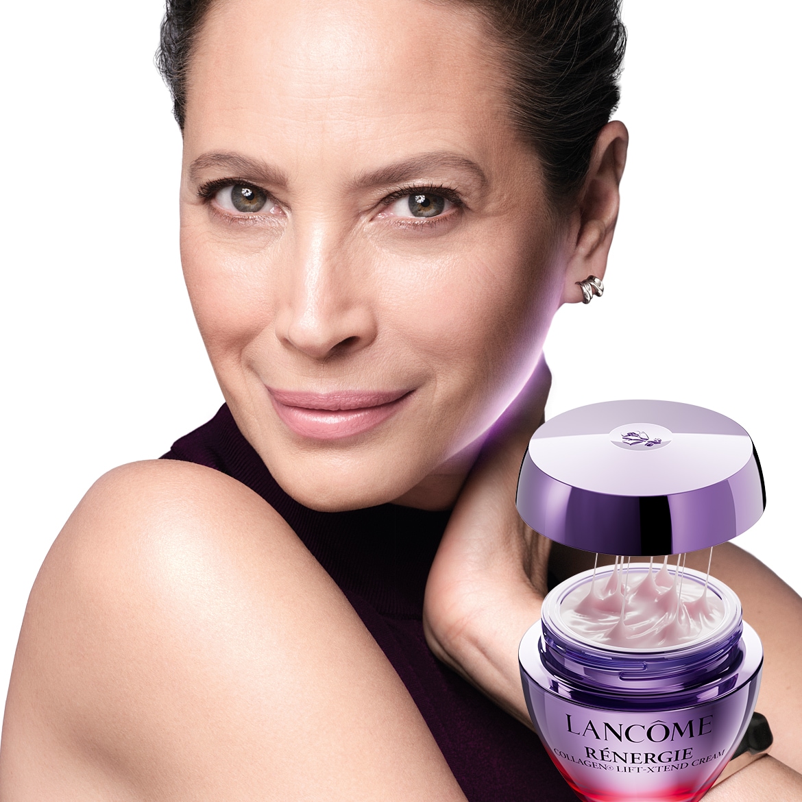 Una donna sorridente con un incarnato luminoso e un barattolo aperto di crema Lancôme Rénergie Collagen Lift-Xtend, che mostra la sua texture ricca e vellutata.