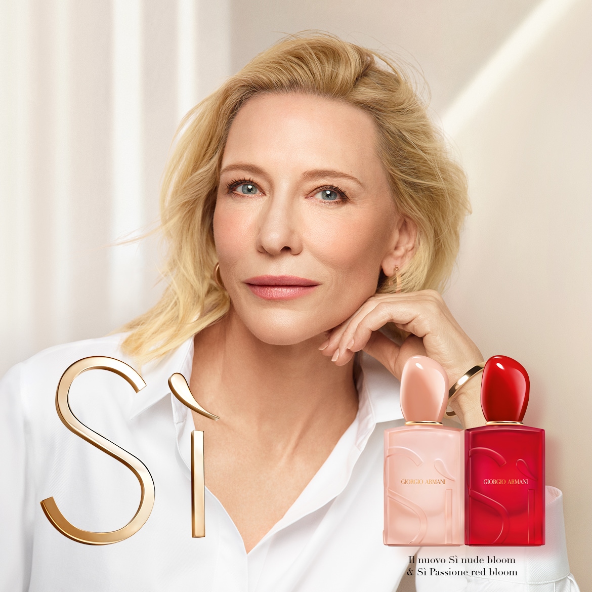 Cate Blanchett presenta le nuove fragranze Sì Nude Bloom e Sì Passione Red Bloom di Giorgio Armani, racchiuse in flaconi dai colori nude e rosso.