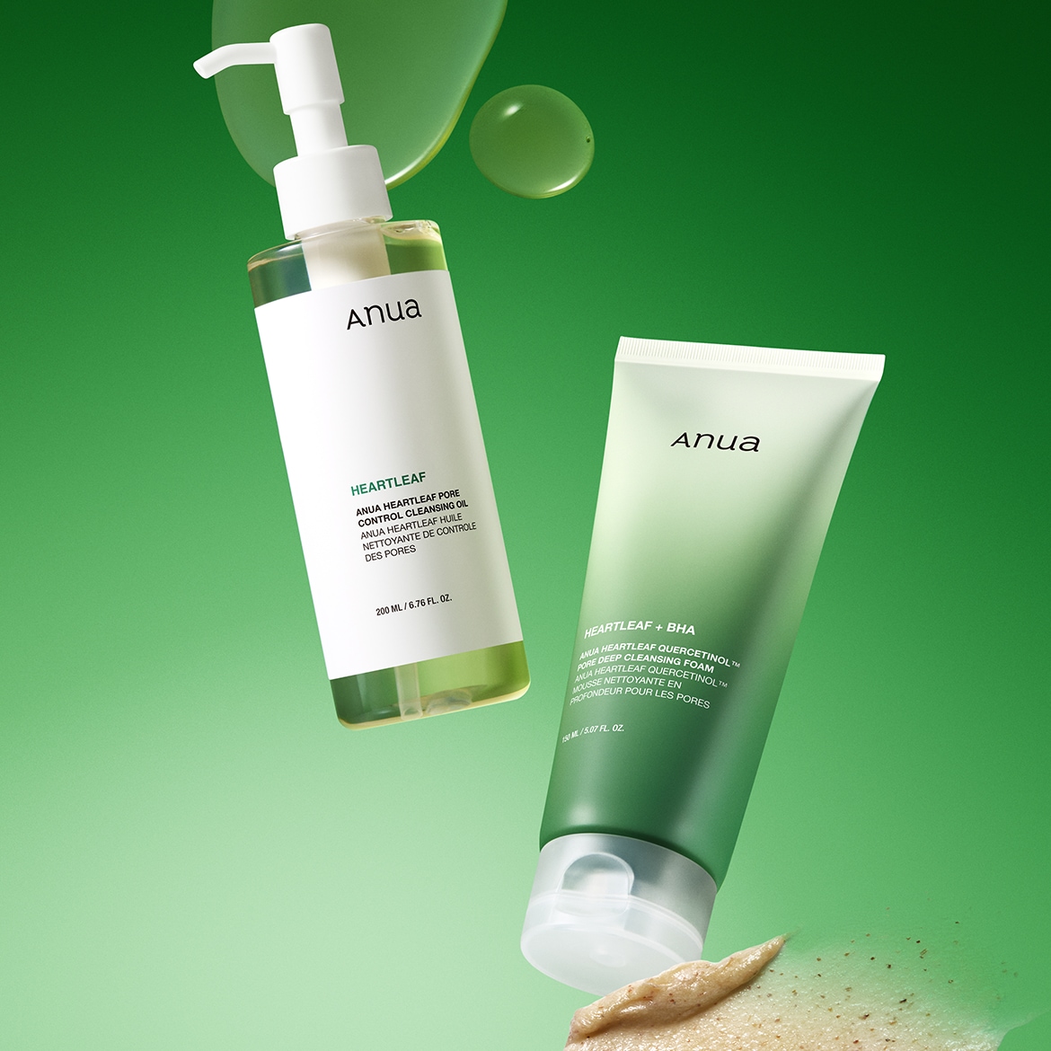 Su sfondo verde, l'olio detergente per il controllo dei pori Anua Heartleaf e la schiuma detergente profonda per i pori Anua Heartleaf + BHA promettono una pulizia delicata ma efficace.