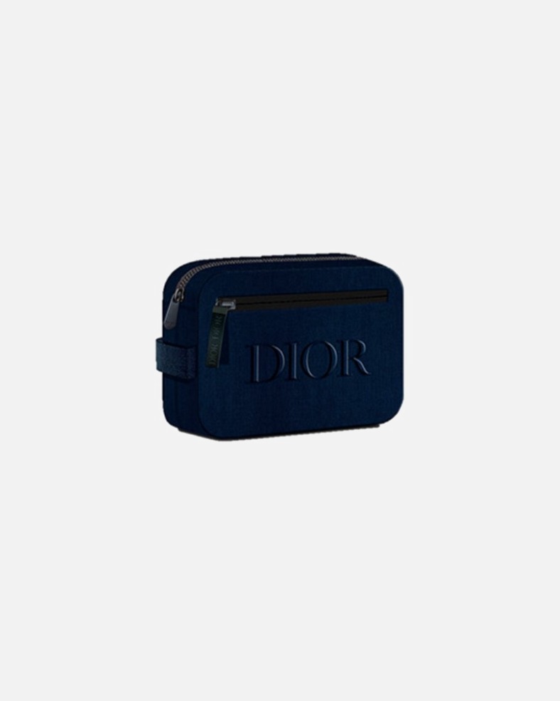 di Unisex Omaggio: Pouch - Dior ESCLUSIVA ONLINE DOUGLAS Pouch in omaggio all'acquisto di 80€ di Fragranze Uomo Dior. Esclusi i prodotti Douglas Partner.