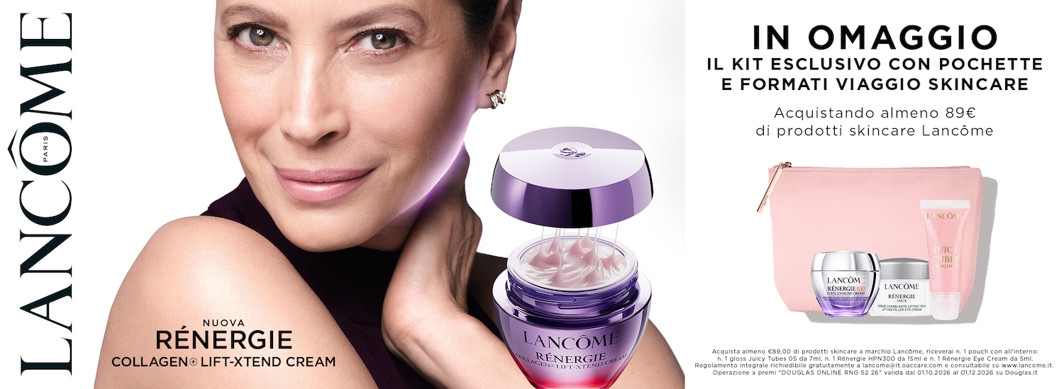 Una donna sorridente con un trucco naturale e labbra rosa chiaro, indossa un top viola scuro, con il logo Lancôme Paris in verticale sulla sinistra.