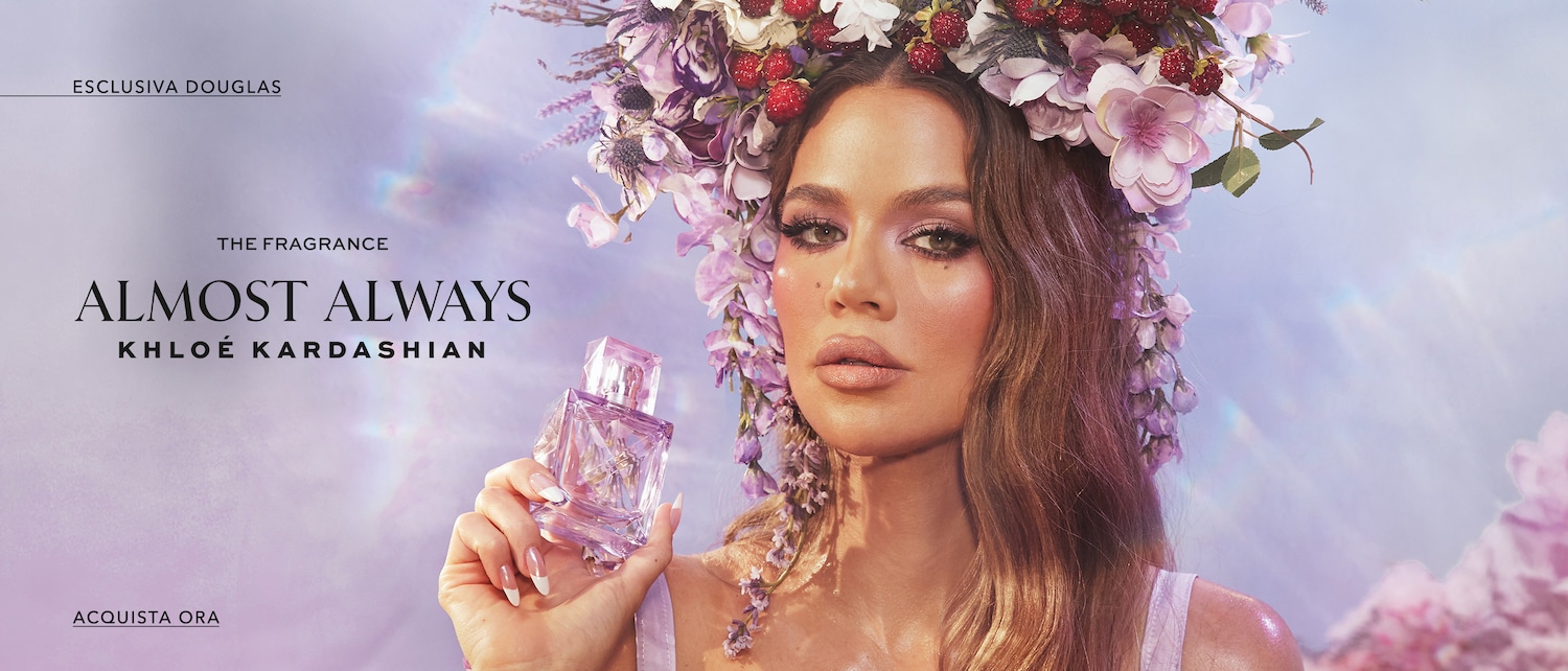 Scopri la fragranza Almost Always di Khloé Kardashian, un'esclusiva Douglas, presentata in un flacone di vetro sfaccettato color lavanda, tenuto in mano da una modella con una corona di fiori abbinata. Acquista ora!