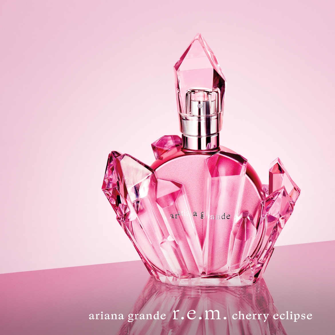 Ecco il profumo Ariana Grande R.E.M. Cherry Eclipse, presentato in un flacone rosa sfaccettato che ricorda un cristallo, per una fragranza tanto unica quanto accattivante.