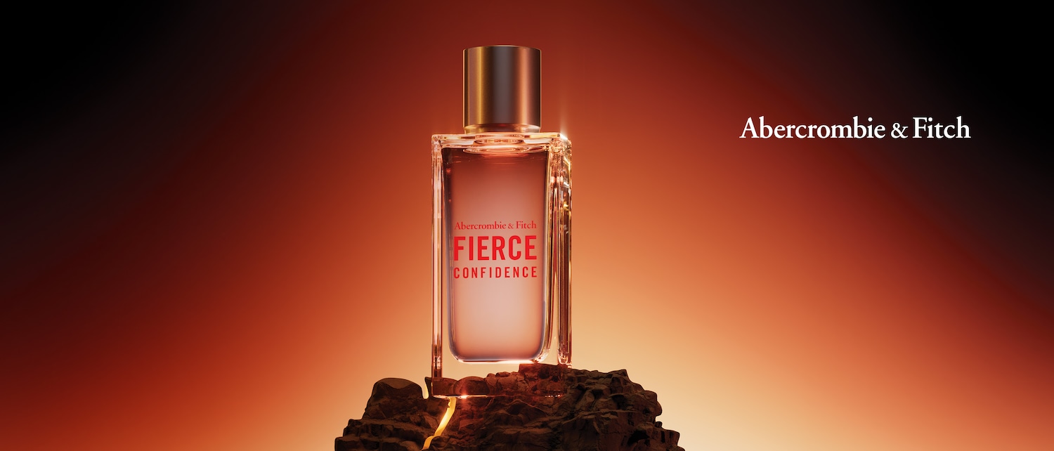 Ecco il profumo Abercrombie & Fitch Fierce Confidence in una bottiglia di vetro trasparente con tappo color bronzo, su una base rocciosa, che evoca un senso di forza e sicurezza.