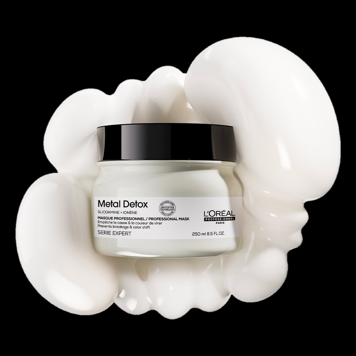 Ecco la maschera professionale Metal Detox di L'Oréal, arricchita con glicoamina e ionene, in un barattolo bianco con tappo nero, ideale per prevenire la rottura e lo scolorimento dei capelli.