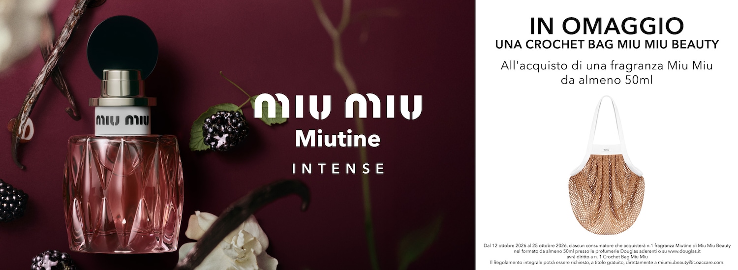 Miu Miu Miutine Intense, una fragranza in un flacone di vetro rosa sfaccettato con tappo nero e dettagli dorati, circondato da bacche nere e baccelli di vaniglia su uno sfondo bordeaux.