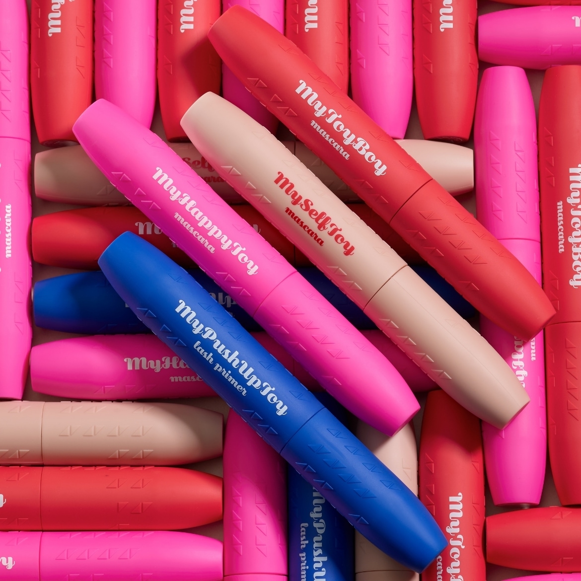 Ecco una collezione di mascara colorati My Toy Boy in tonalità come rosa, rosso, blu e beige, perfetti per aggiungere un tocco di colore al tuo look.