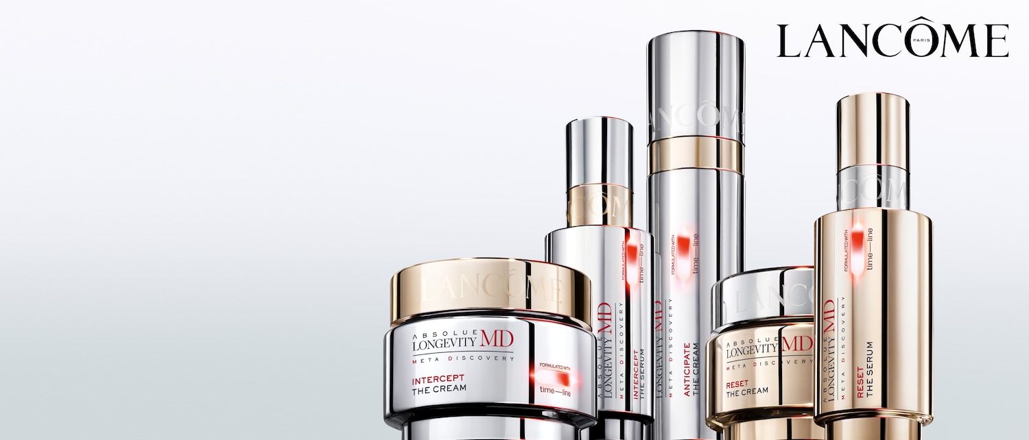 Scopri la linea Lancôme Absolue Longevity MD: una gamma di prodotti in confezioni argento e oro, tra cui creme e sieri, progettati per intercettare e resettare i segni del tempo.