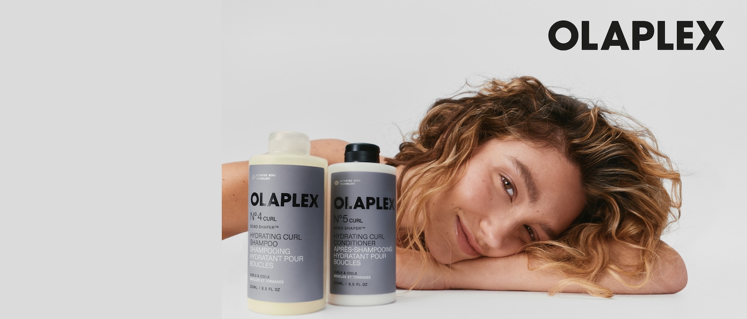 Ecco lo shampoo idratante per capelli ricci Olaplex N°4 e il balsamo Olaplex N°5, presentati in flaconi bianchi con scritte grigie, perfetti per prenderti cura dei tuoi ricci.