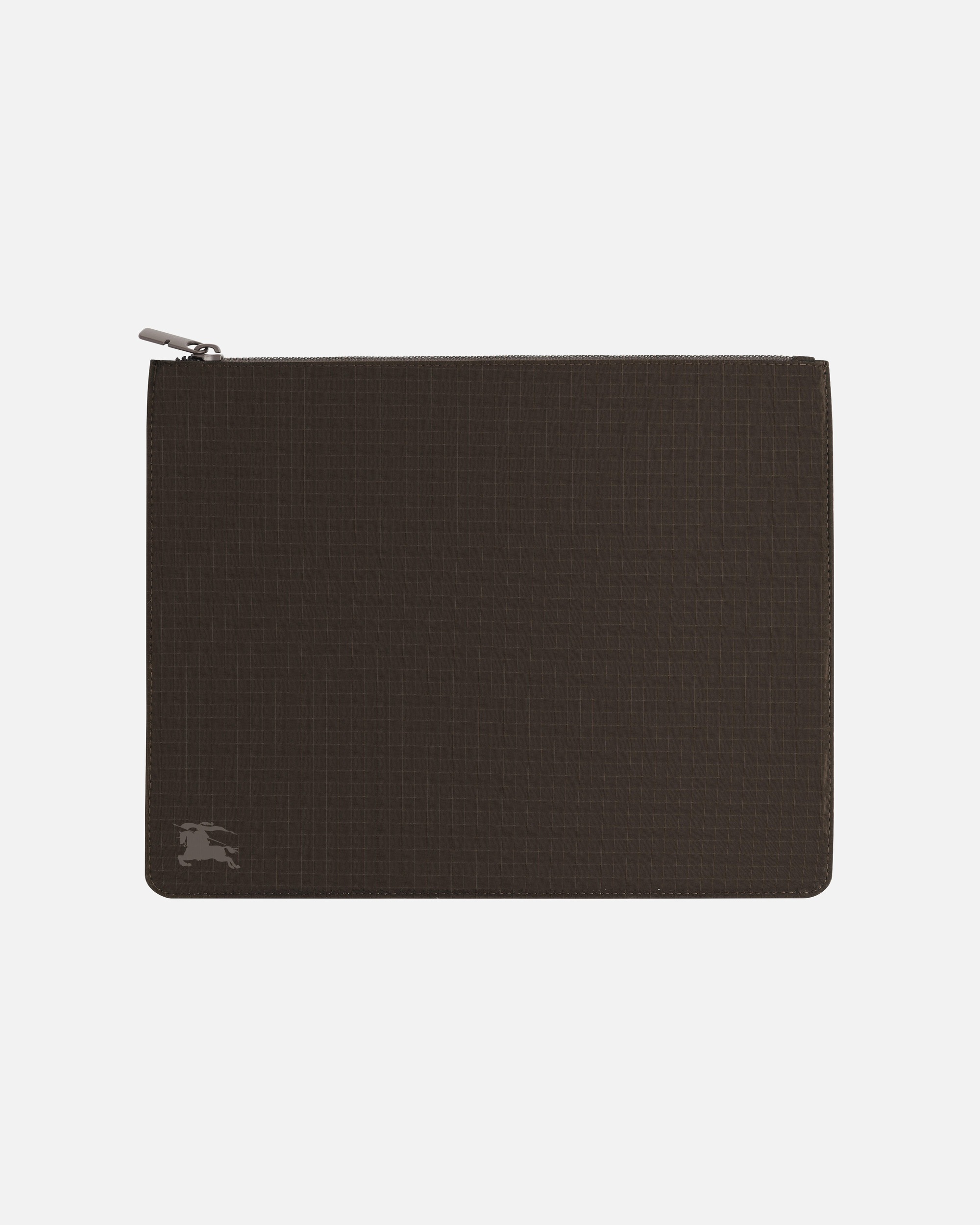 ESCLUSIVA DOUGLAS Pouch in omaggio all'acquisto di una fragranza Burberry Hero da almeno 60 ml. Esclusi i prodotti Douglas Partner.