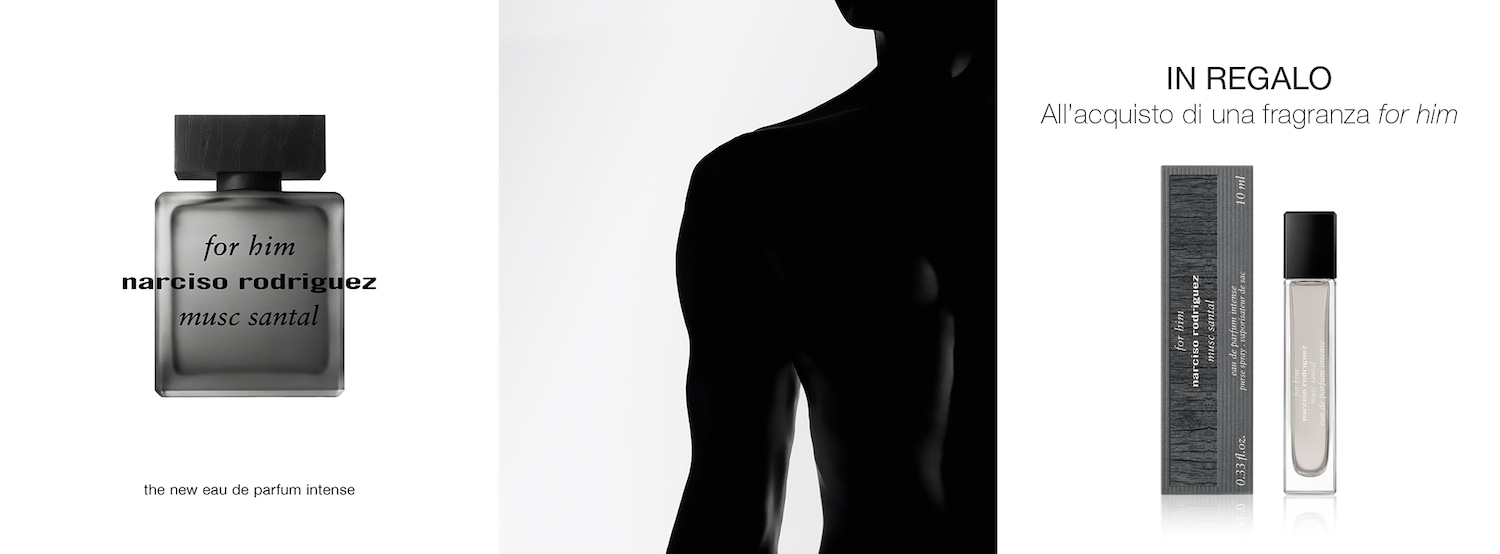 Scopri la nuova fragranza Narciso Rodriguez For Him Musc Santal, un'eau de parfum intense in un flacone squadrato grigio opaco con tappo in legno scuro.