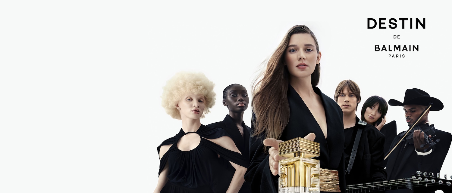 Scopri Destin de Balmain Paris, una fragranza dorata e lussuosa presentata da un gruppo di modelli e musicisti eleganti.