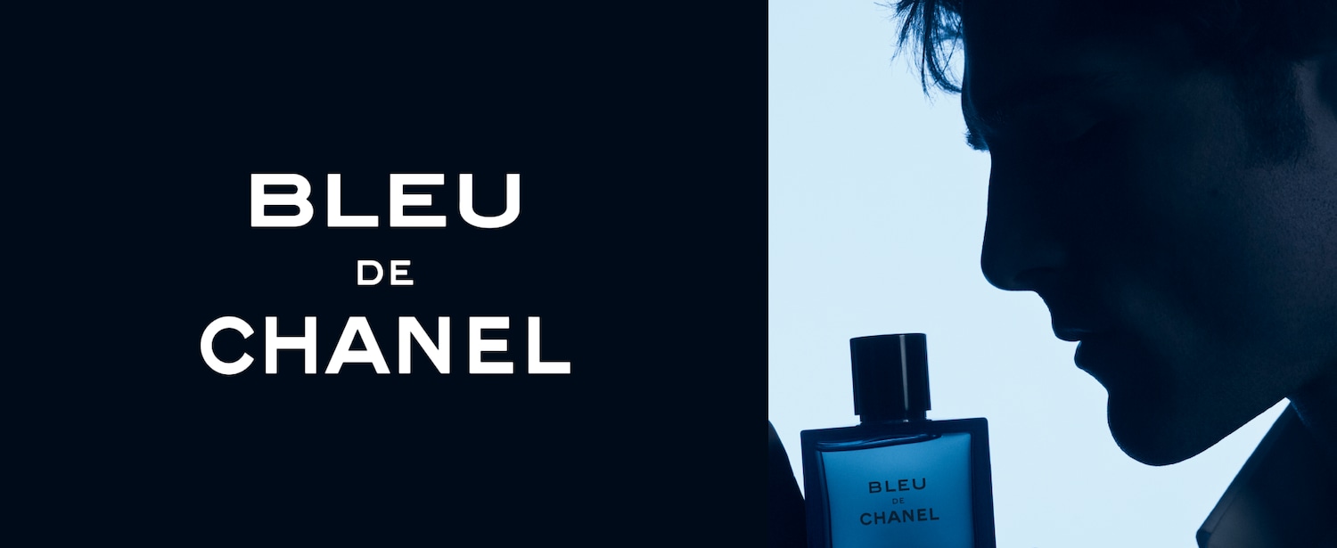 L'immagine mostra una bottiglia di profumo Bleu de Chanel con un uomo di profilo, creando un'atmosfera elegante e sofisticata.
