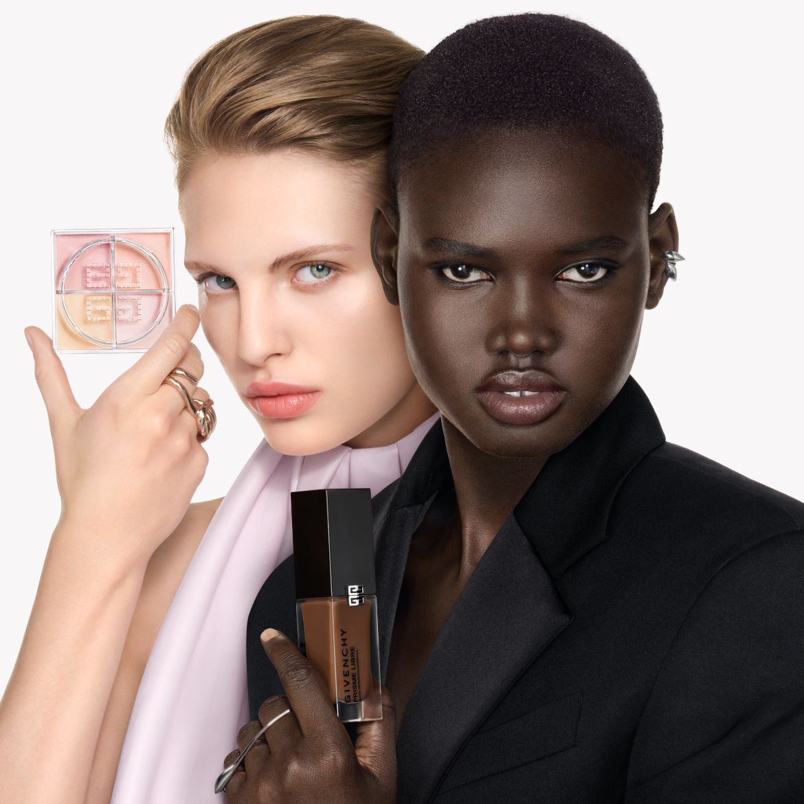 Due donne mostrano i prodotti Givenchy: una palette di fard dai toni pastello e un fondotinta scuro in flacone squadrato con tappo nero.