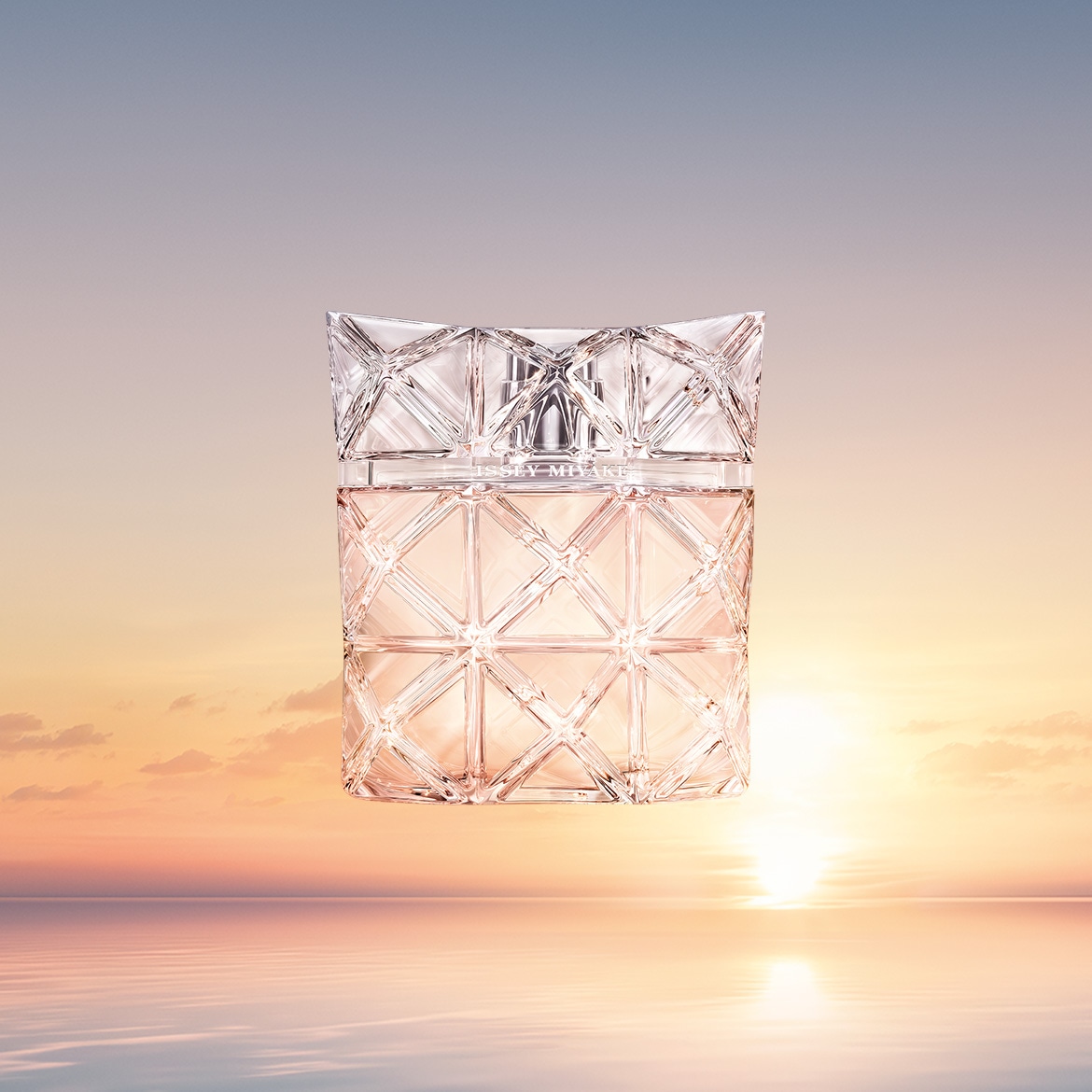 Elegante flacone di profumo Issey Miyake con un design geometrico sfaccettato, che evoca un senso di lusso e raffinatezza.