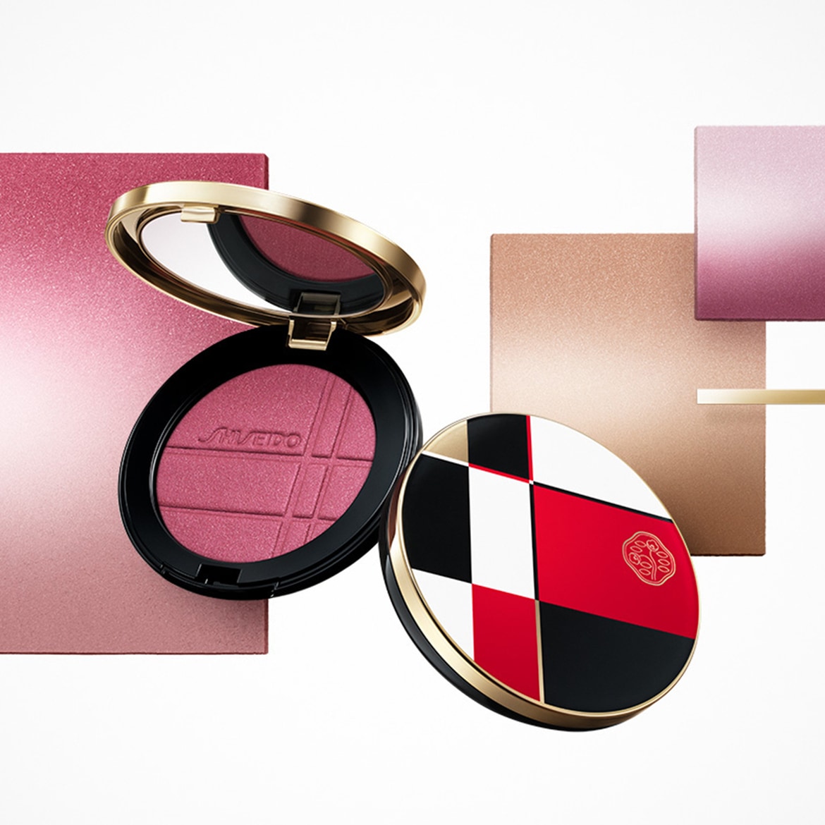 Fard in polvere Shiseido color rosa acceso, con specchio e confezione a scacchi bianchi, rossi e neri con bordo dorato.
