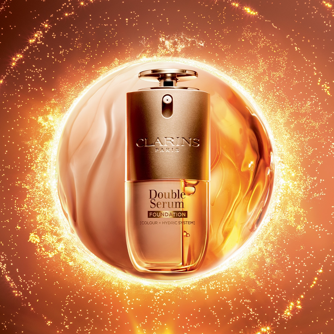 Ecco il fondotinta Double Serum di Clarins Paris, un sistema idrico colorato in un flacone dorato con un erogatore a pompa, il tutto su uno sfondo dorato scintillante.