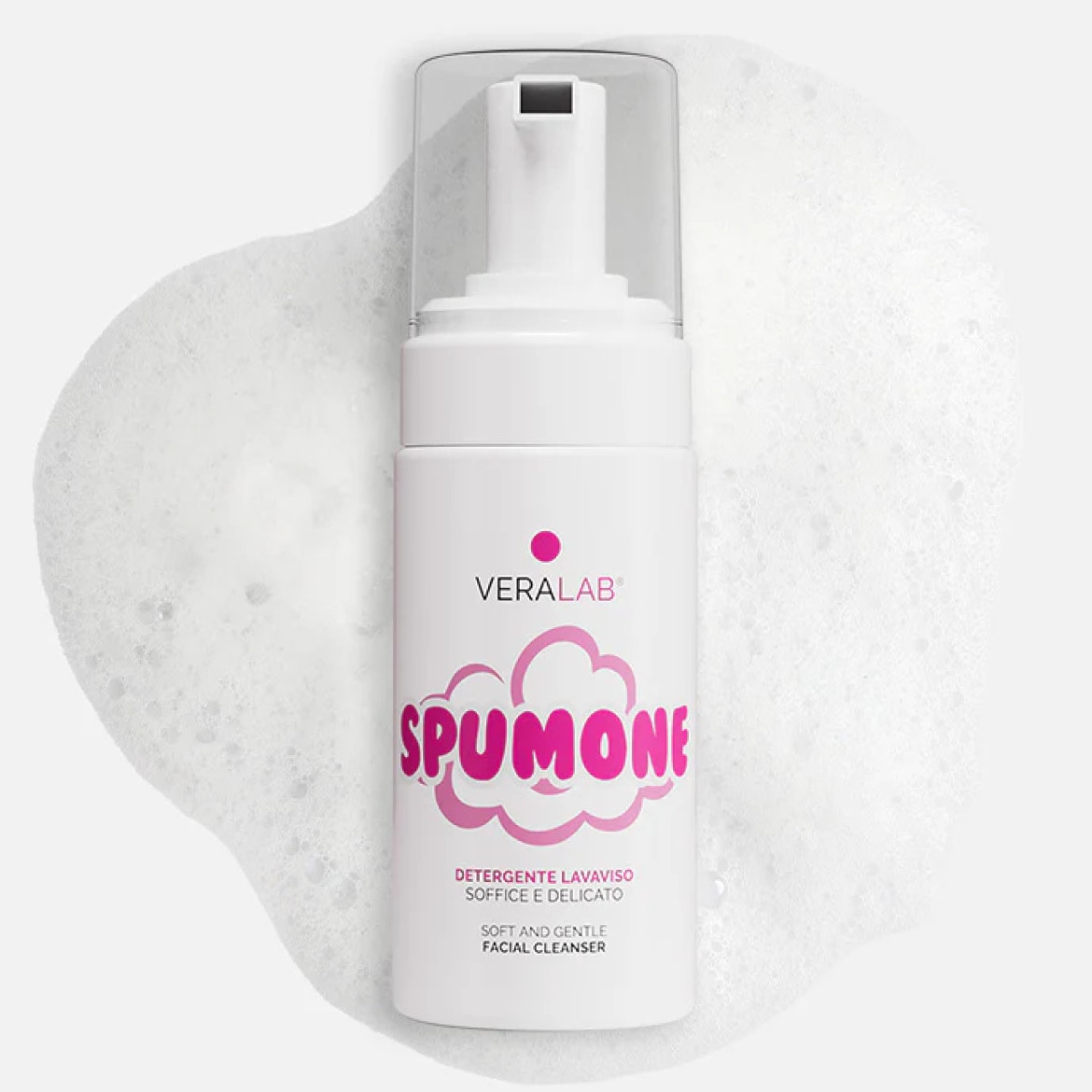 Ecco il detergente viso delicato e soffice VERALAB Spumone, confezionato in un flacone bianco con erogatore trasparente, ideale per una pulizia quotidiana.