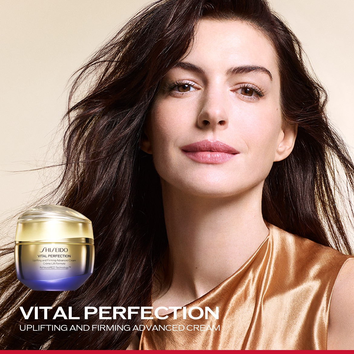 Primo piano di una donna con lunghi capelli castani e un vestito dorato, con un barattolo di crema Shiseido Vital Perfection in primo piano, che promette un effetto lifting e rassodante.