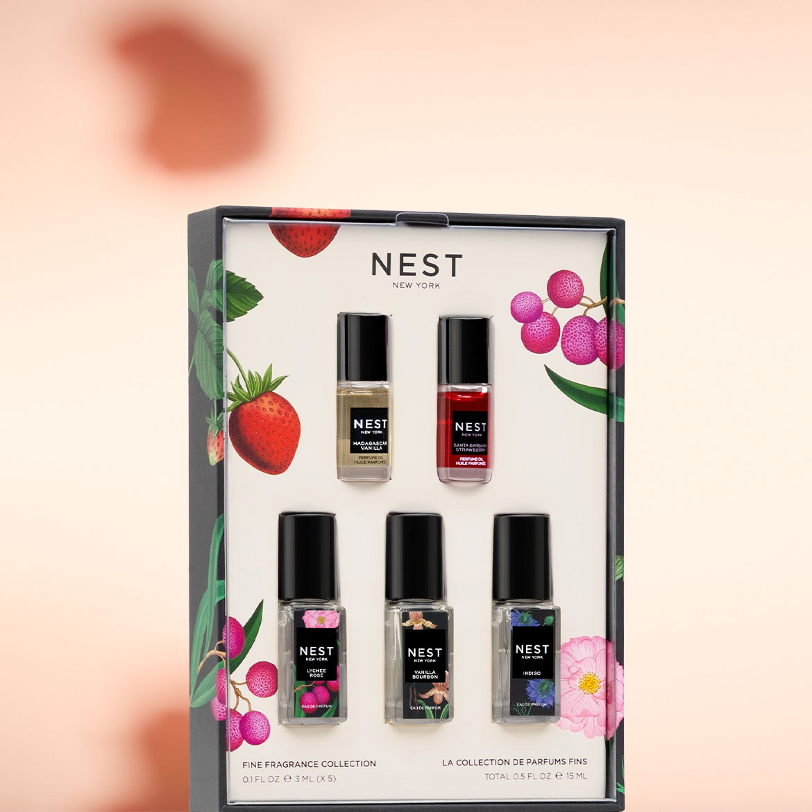 Confezione regalo Nest New York con cinque profumi in olio da 3 ml, tra cui Madagascar Vanilla e Santa Barbara Strawberry, presentati in un'elegante scatola decorata con fragole e fiori.