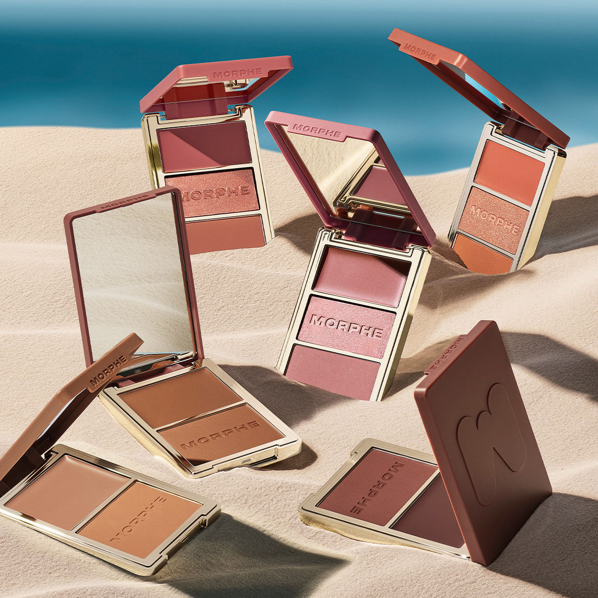 Esplora le palette Morphe dai toni caldi e dorati, perfette per illuminare il tuo look estivo con un tocco di colore e brillantezza.