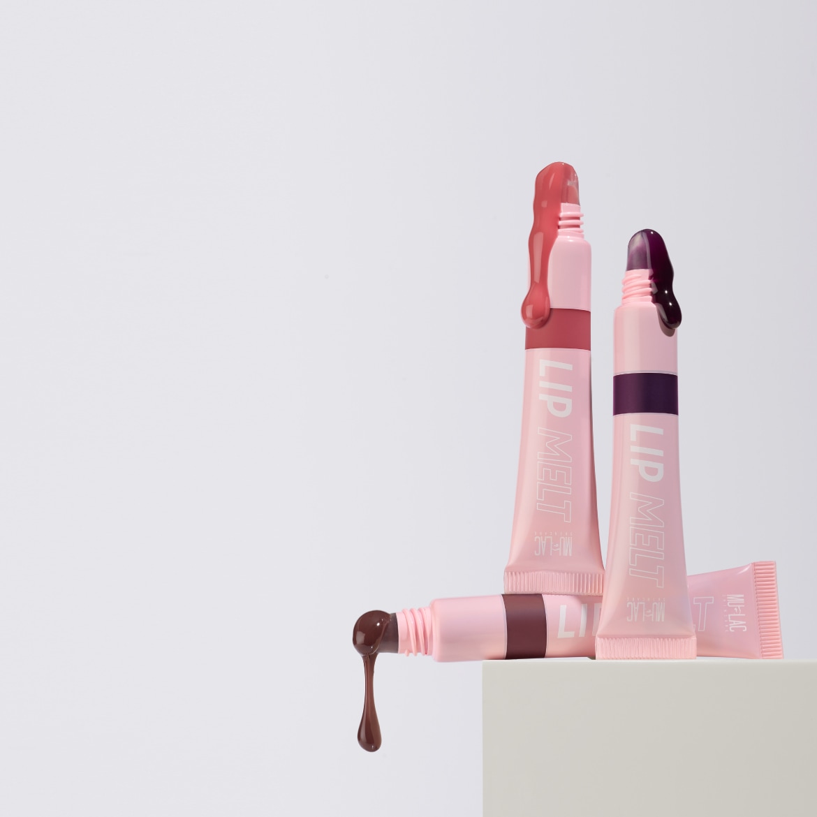 Ecco i tubetti rosa di Lip Melt, con tonalità che colano in marrone, rosso e viola, perfetti per labbra irresistibili.