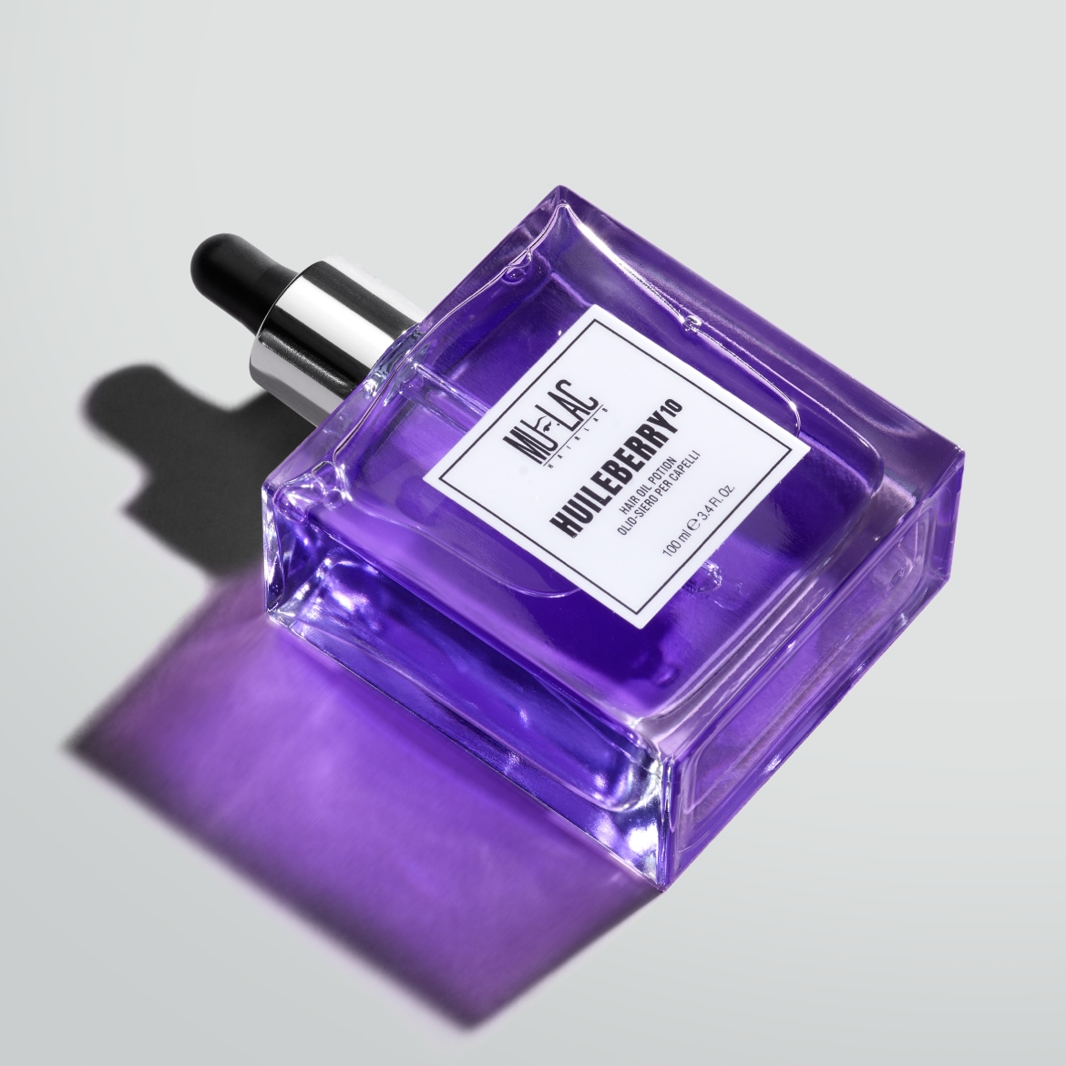 Ecco l'olio per capelli Huileberry 10 di MU-LAC Hairlab, un elisir viola in un flacone di vetro squadrato con contagocce argentato, per nutrire e illuminare i tuoi capelli.