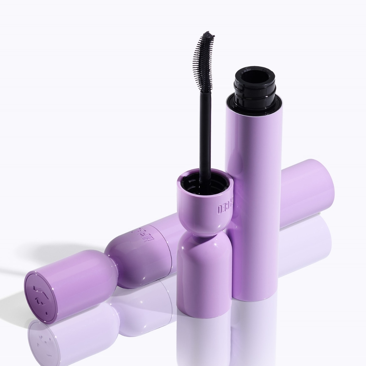 Ecco il mascara viola chiaro con lo scovolino nero in primo piano, ideale per definire e volumizzare le ciglia.