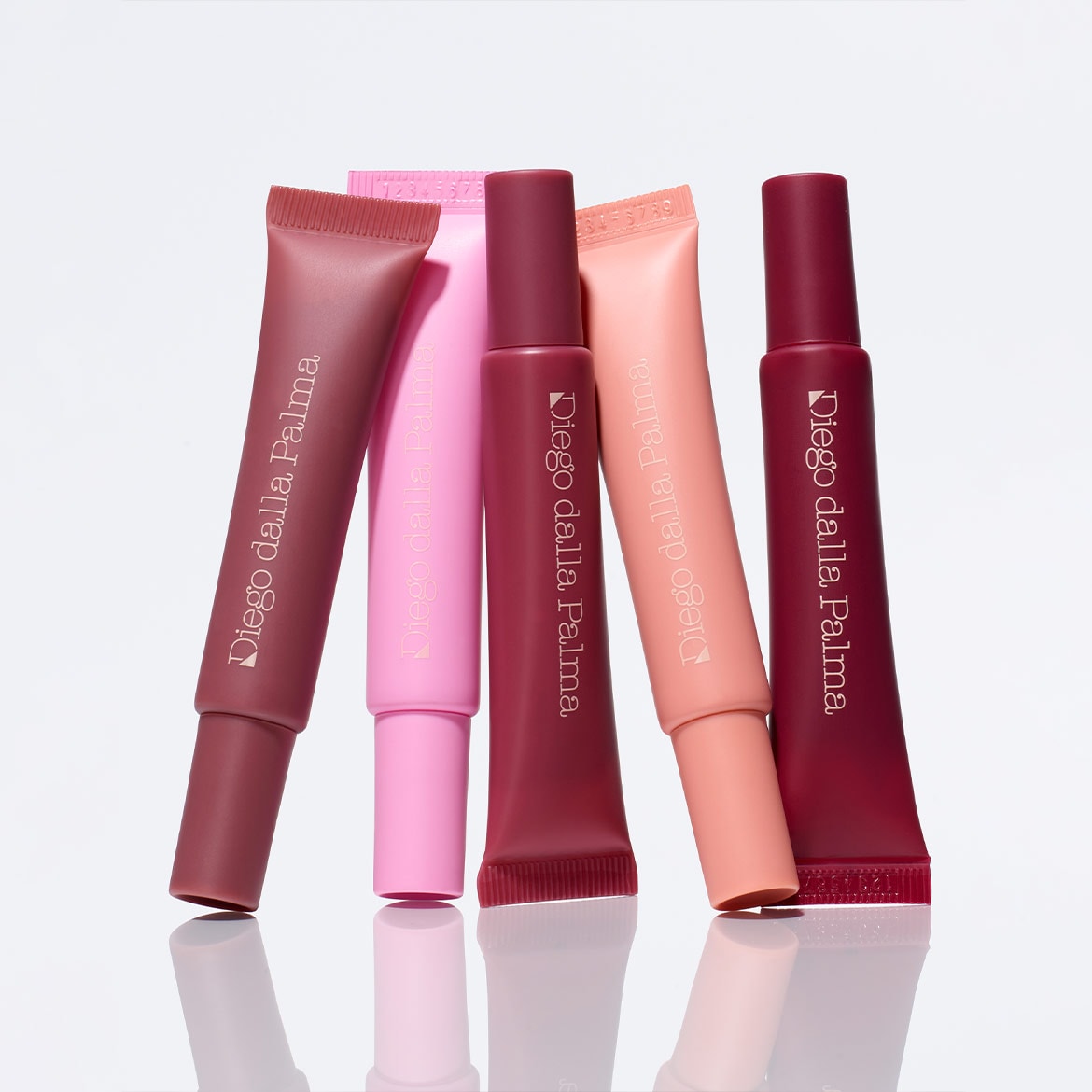Ecco una gamma di lucidalabbra Diego dalla Palma in diverse tonalità di rosa e rosso, perfetti per aggiungere un tocco di colore e lucentezza alle tue labbra.