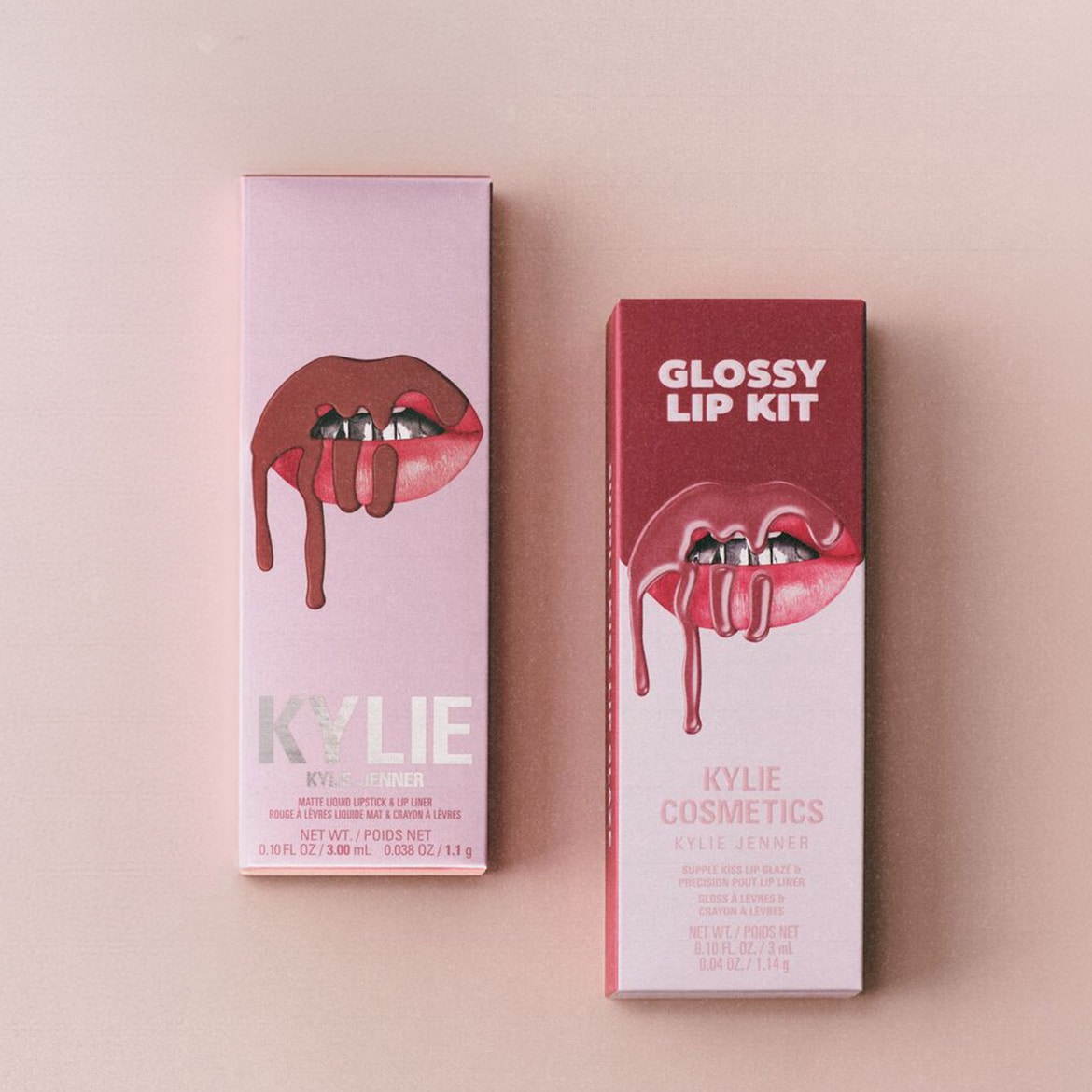 Due kit labbra Kylie Cosmetics sono mostrati in confezioni rosa e rosse, con il kit opaco a sinistra e il kit lucido a destra, entrambi con un design di labbra che gocciolano.