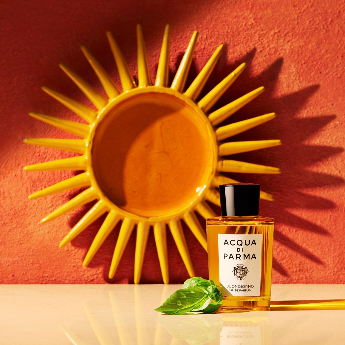 La fragranza Acqua di Parma Buongiorno Eau de Parfum cattura l'essenza di un'alba italiana, con note agrumate e un cuore aromatico, presentata in un flacone elegante.