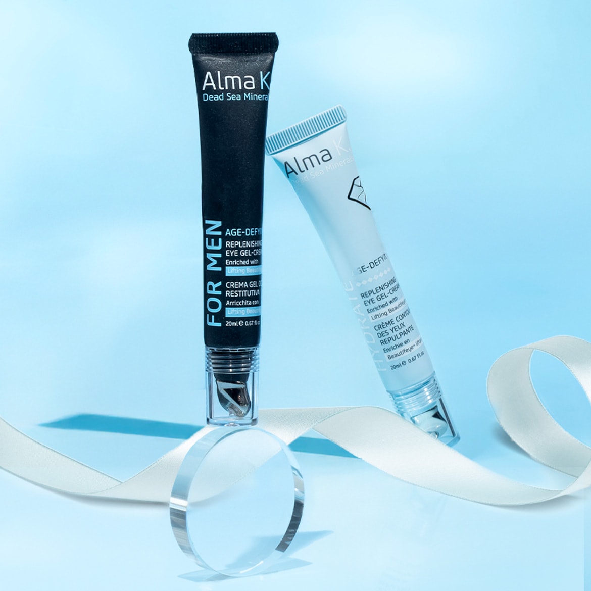 Ecco due tubetti di crema contorno occhi Alma K, uno nero per uomo e uno bianco, per una pelle rivitalizzata e uno sguardo luminoso.