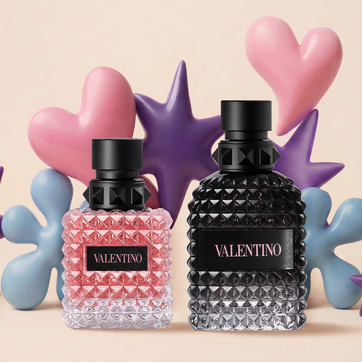 Due flaconi di profumo Valentino, uno rosa e uno nero, con decorazioni a forma di cuori e stelle colorate sullo sfondo.