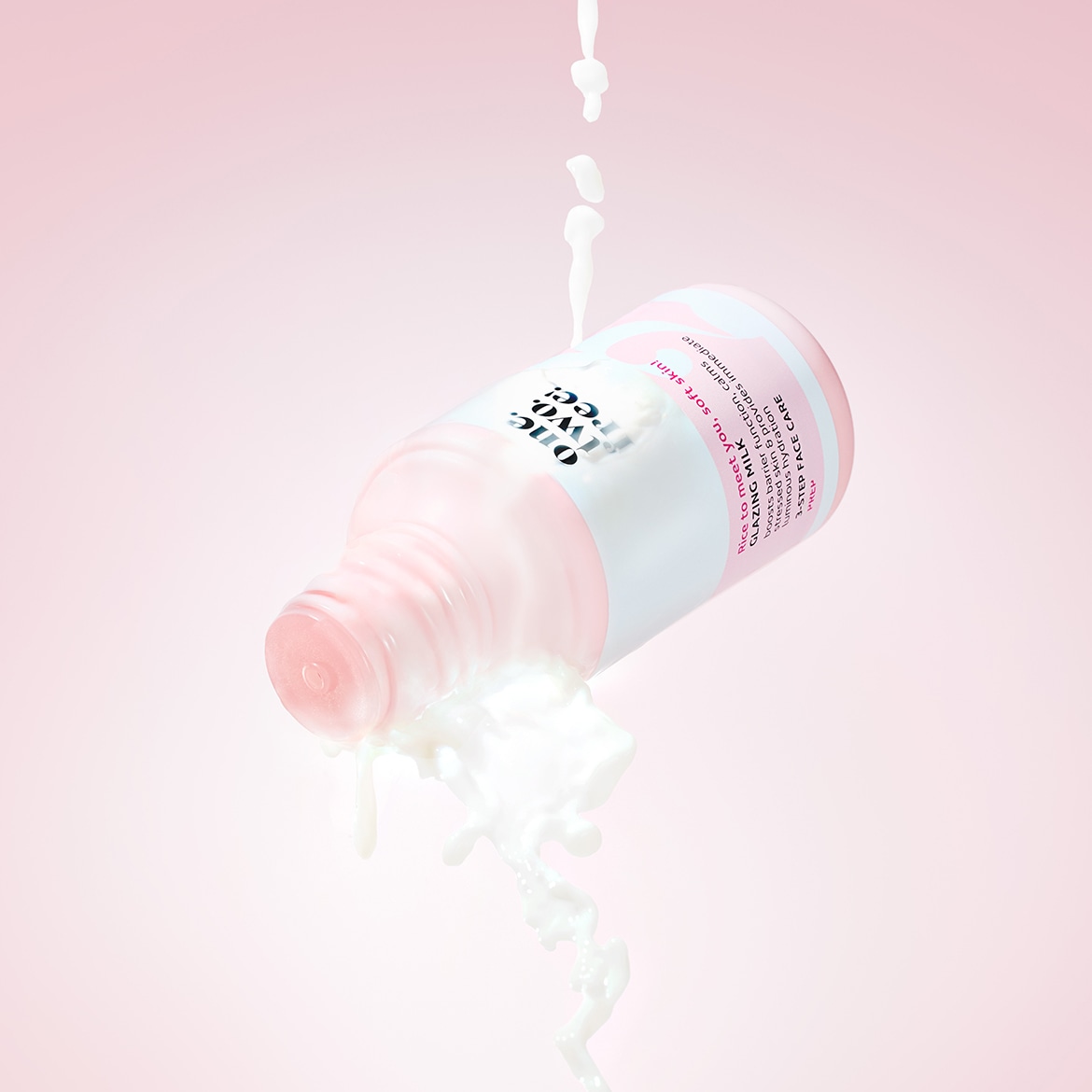 Ecco il latte detergente Glazing Milk di One Two Tree! Questo latte idratante a 3 fasi lenisce e dona luminosità alla pelle stressata, migliorando la barriera cutanea.