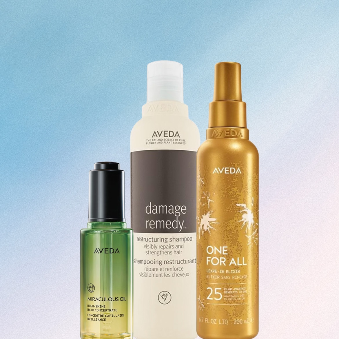 Tre prodotti Aveda per la cura dei capelli sono esposti su uno sfondo sfumato di blu e bianco: un olio brillante, uno shampoo ristrutturante e un elisir senza risciacquo.