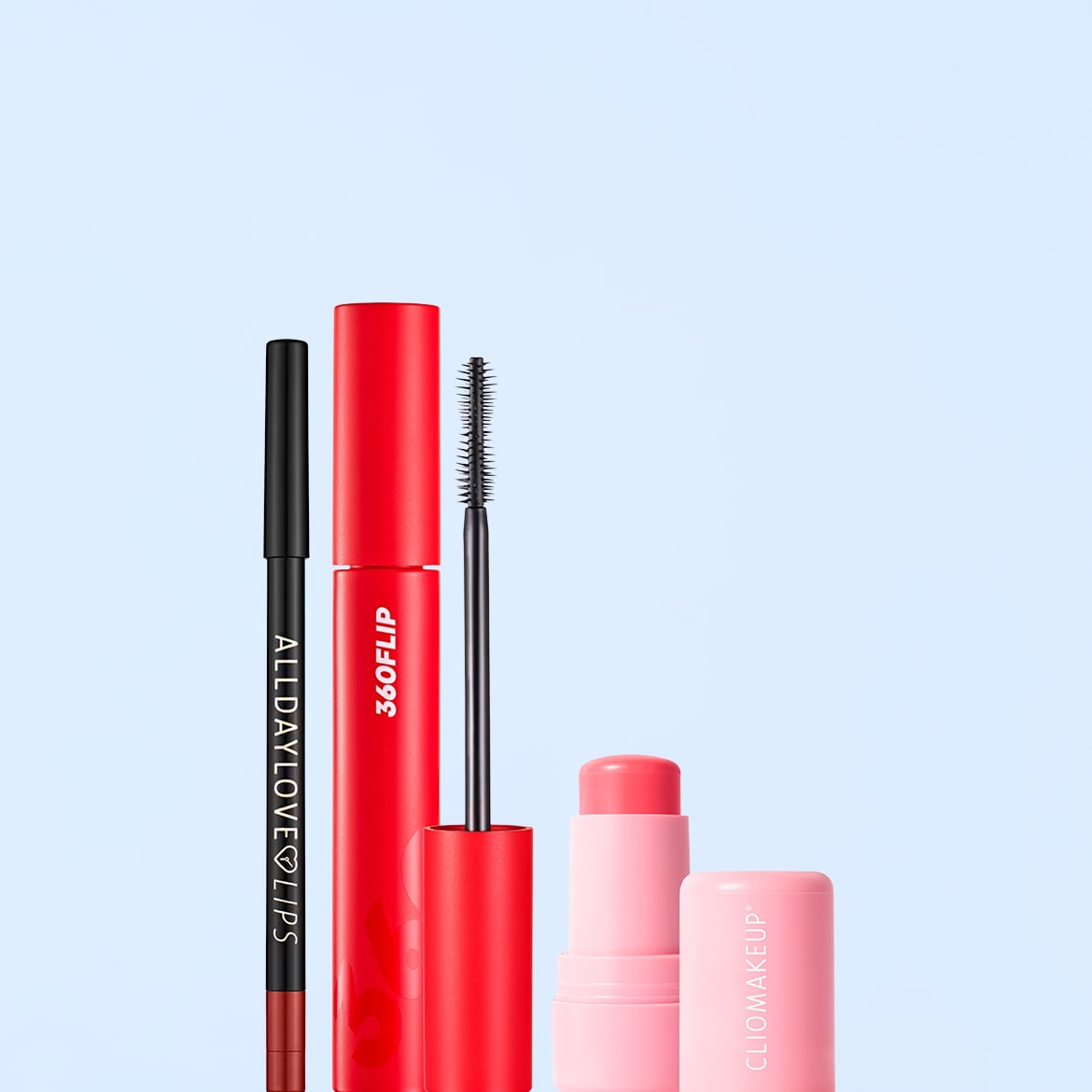 Un eyeliner nero, un mascara rosso 360FLIP con scovolino e un balsamo labbra rosa chiaro CLIO MAKEUP sono esposti verticalmente su uno sfondo azzurro.