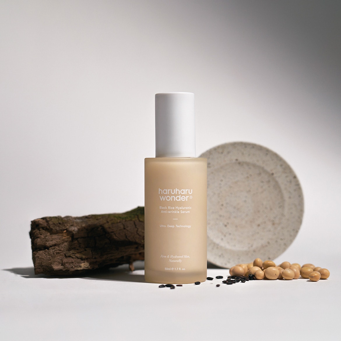 Ecco il siero antietà Black Rice Hyaluronic di Haruharu Wonder, in una confezione color crema con scritte in bianco, per una pelle soda e idratata in modo naturale.