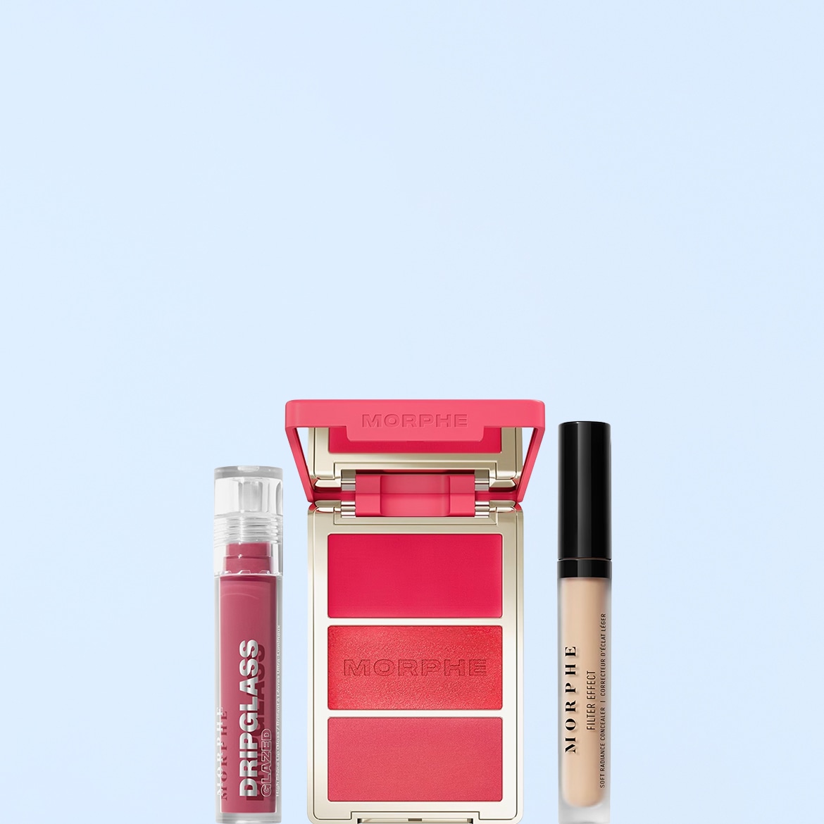 Morphe Dripglass Glazed Lip Gloss in un tubo trasparente con tappo argentato, un blush palette rosa acceso con tre tonalità di rosa e un correttore Morphe Filter Effect in un tubo beige con tappo nero.