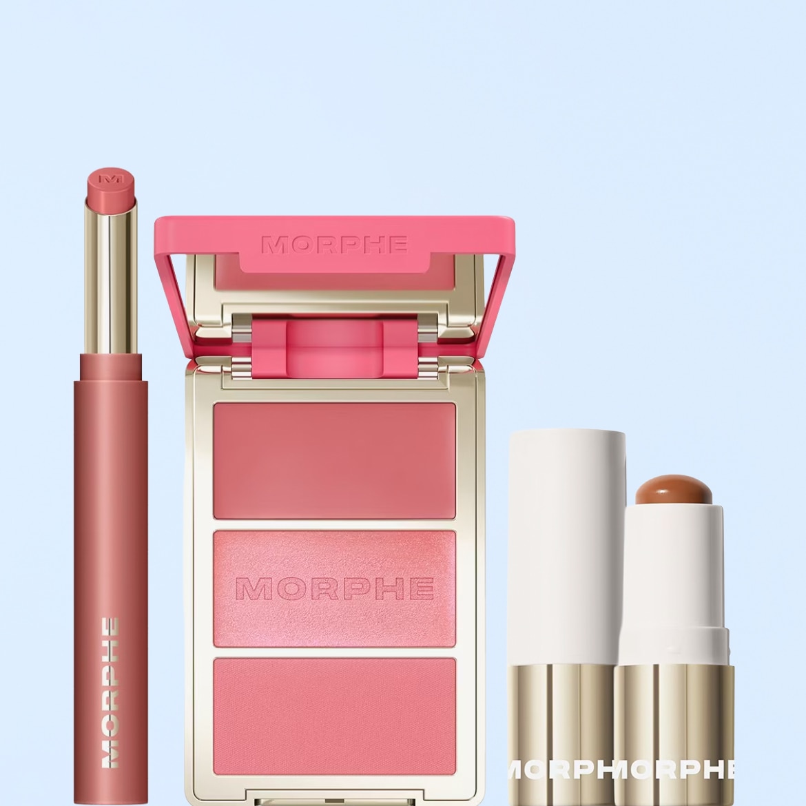 Palette Morphe aperta con tre tonalità di fard rosa, un rossetto rosa pesca e un illuminante in stick color bronzo.