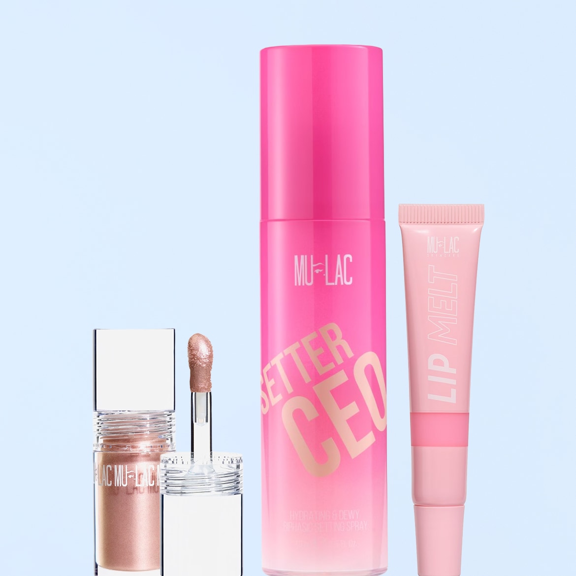 Un set di prodotti Mu-Lac, tra cui un lucidalabbra rosa chiaro con applicatore, uno spray fissante rosa acceso con la scritta "BETTER CEO" e un balsamo labbra rosa chiaro "LIP MELT".