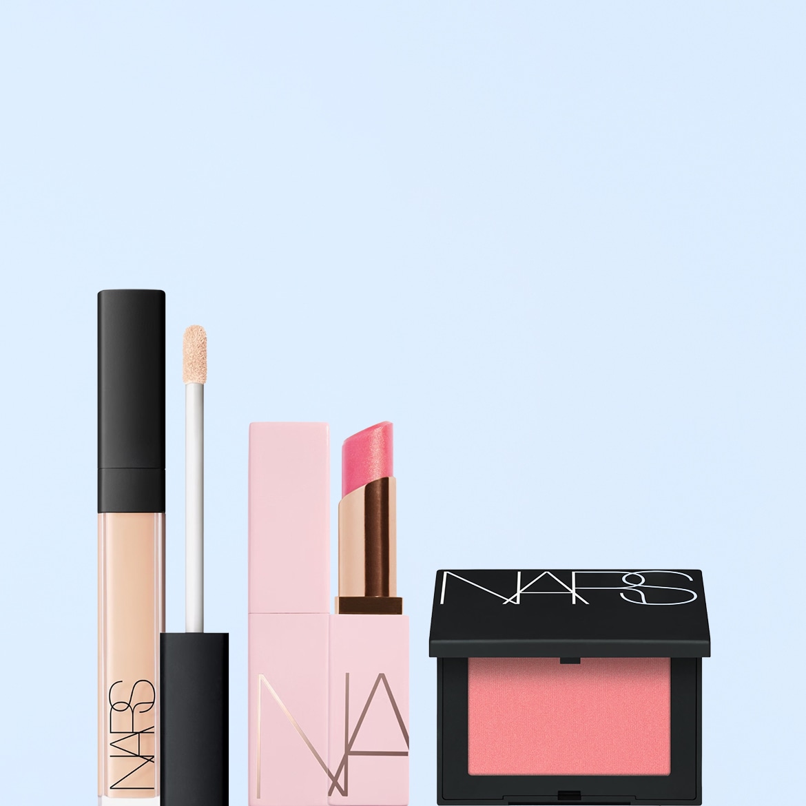 Ecco un set di NARS con correttore beige dal packaging nero, un rossetto rosa chiaro e un blush color pesca in una confezione nera.