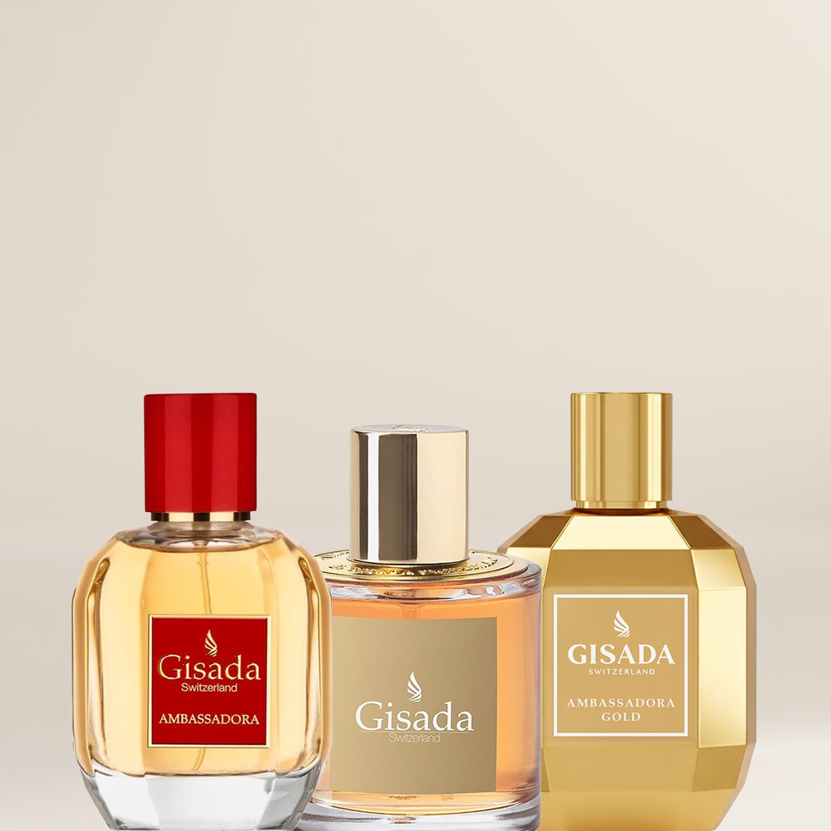 Tre flaconi di profumo Gisada Switzerland: Ambassadora con tappo rosso, Gisada con tappo argento e Ambassadora Gold con tappo dorato.