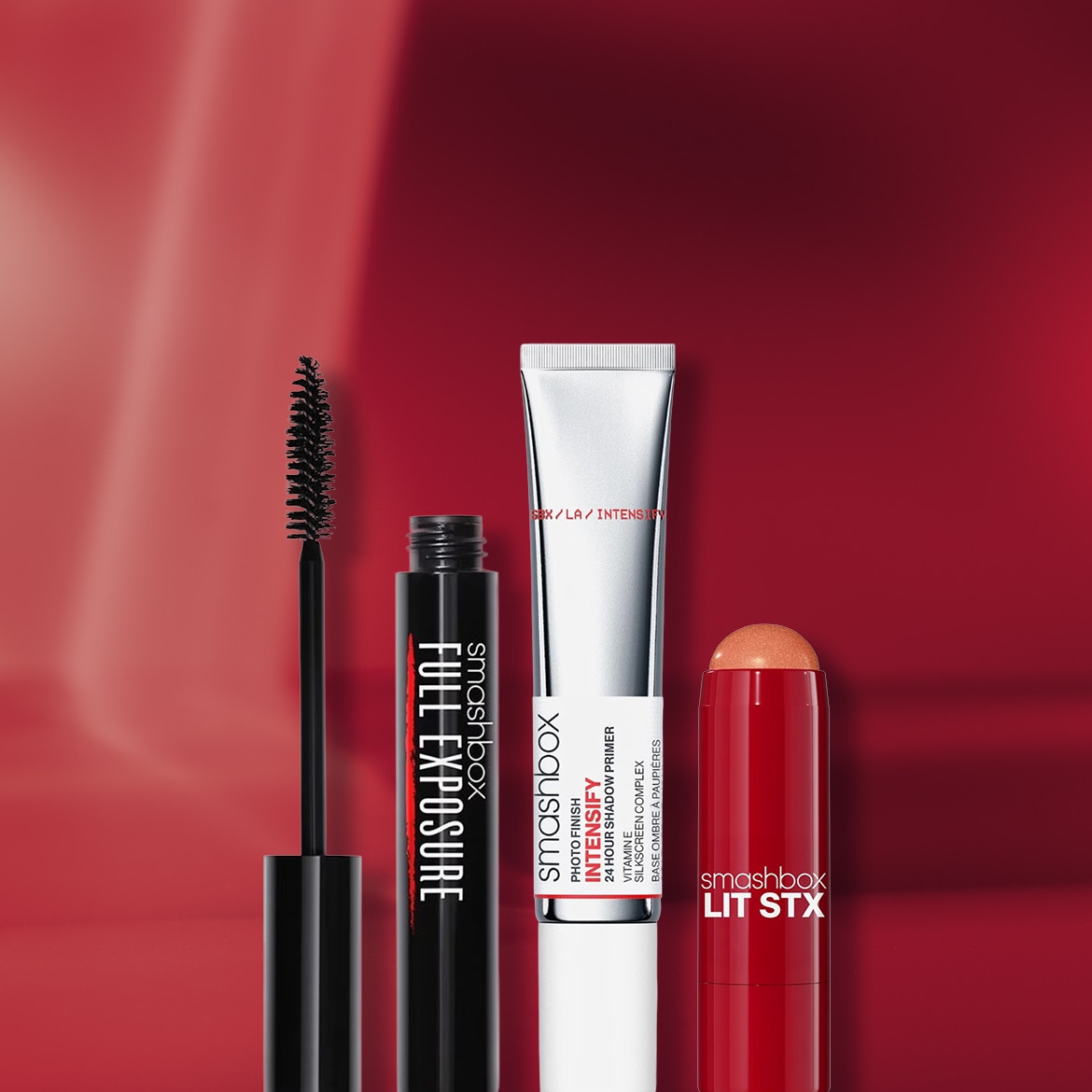 Ecco i prodotti Smashbox: mascara Full Exposure nero, primer ombretto Photo Finish Intensify in un tubo bianco e illuminante Lit Stx in stick rosso.