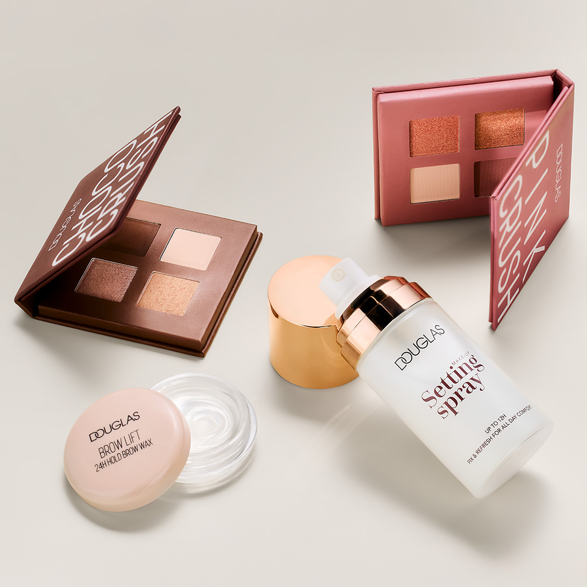 Esplora la collezione Douglas con la palette di ombretti marrone, il blush rosa, lo spray fissante e la cera per sopracciglia Brow Lift per un look impeccabile.