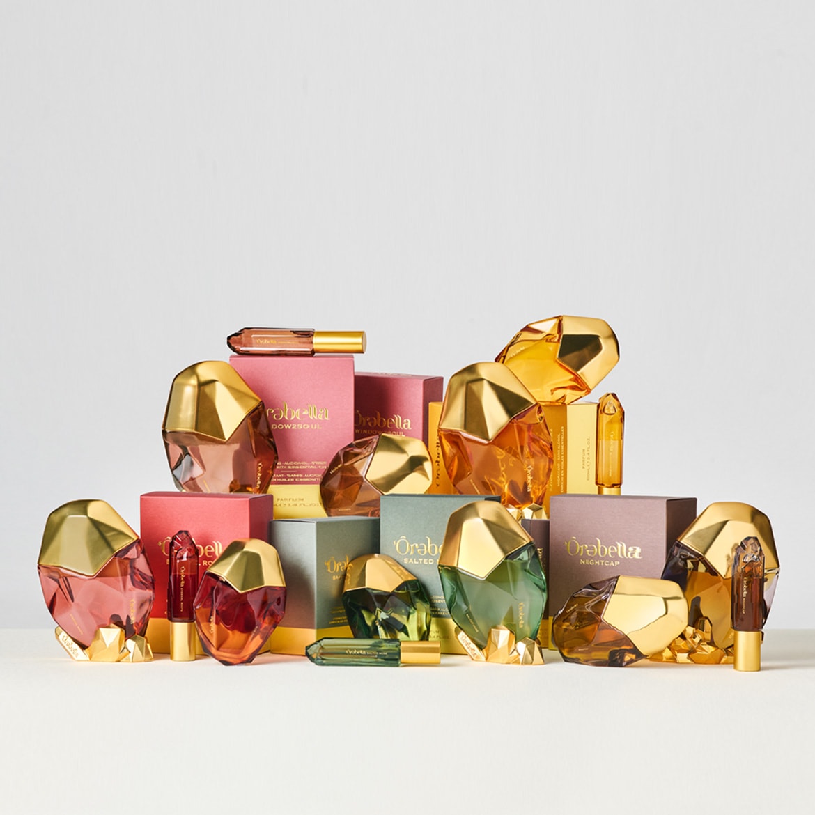 Scopri la collezione di profumi Orabella, ognuno con il suo flacone sfaccettato con tappo dorato e fragranze uniche: Power2Soul, Window2Soul, Salted Caramel Dream e Nightcap.