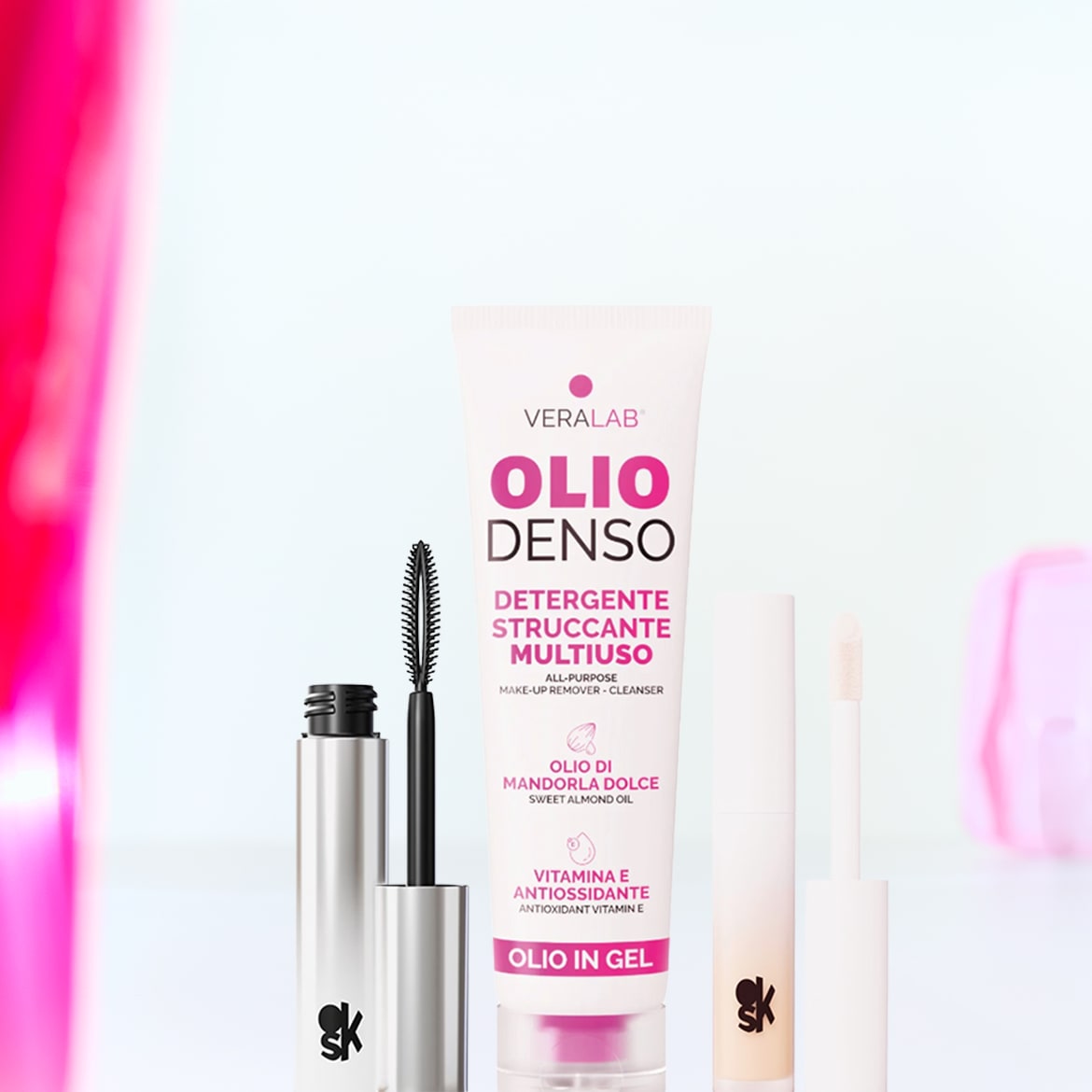 Olio denso Veralab, detergente struccante multiuso, in confezione bianca da 100ml, con olio di mandorle dolci, vitamina E e olio in gel, accanto ad un mascara nero e ad un lucidalabbra.
