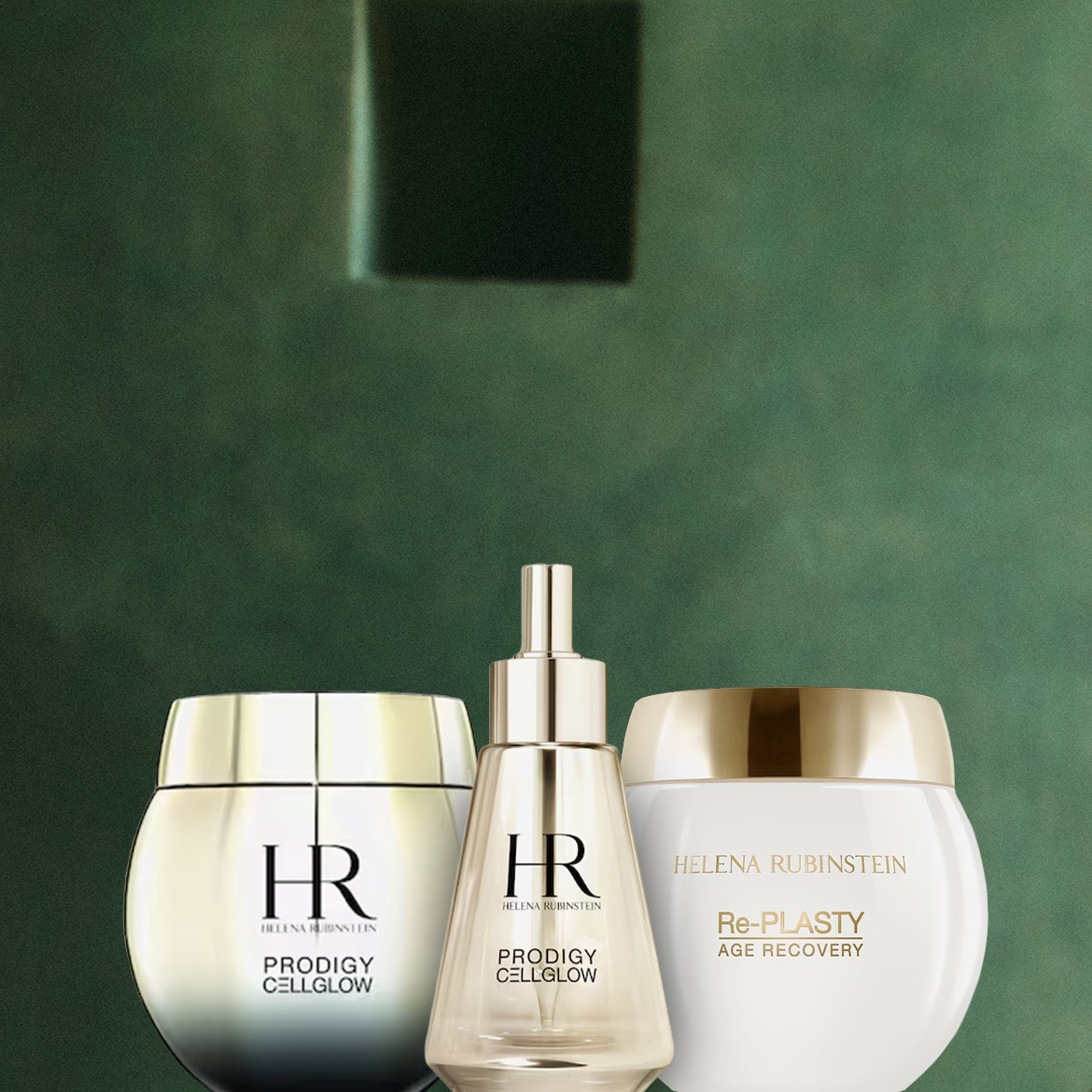 Tre prodotti Helena Rubinstein, due della linea Prodigy Cellglow e uno della linea Re-Plasty Age Recovery, sono esposti su uno sfondo verde scuro.