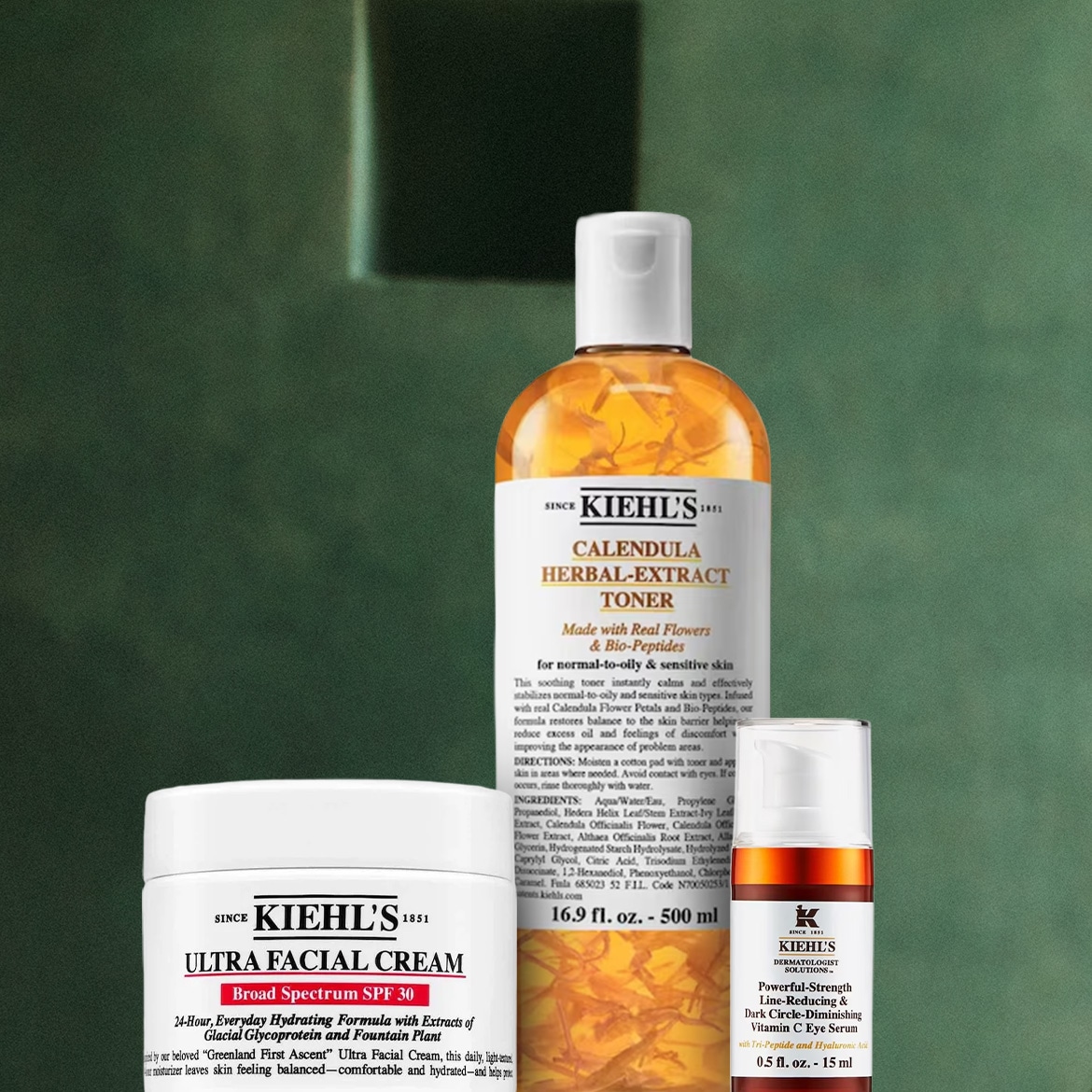 La lozione tonica Kiehl's Calendula Herbal-Extract Toner, in una bottiglia trasparente da 500 ml con etichetta bianca e dettagli arancioni, contiene veri petali di calendula per pelli da normali a grasse e sensibili.
